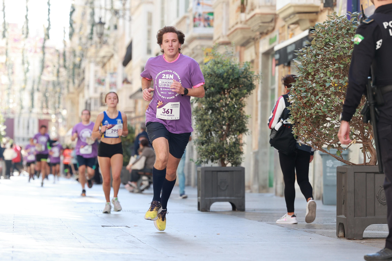 Todas las imágenes de la carrera contra la violencia de género en Cádiz