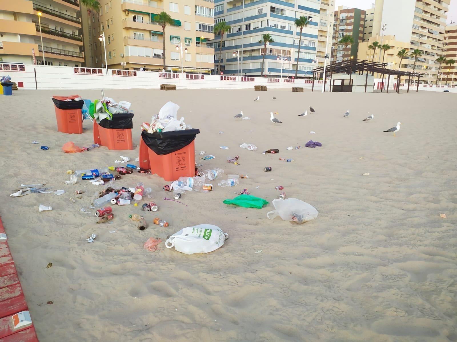 Imagen del estado en el que quedan los contenedores de la playa Victoria los fines de semana.