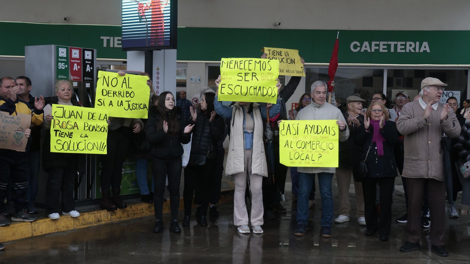 Protesta de los trabajadores de la gasolinera de Alcosa, este miércoles.