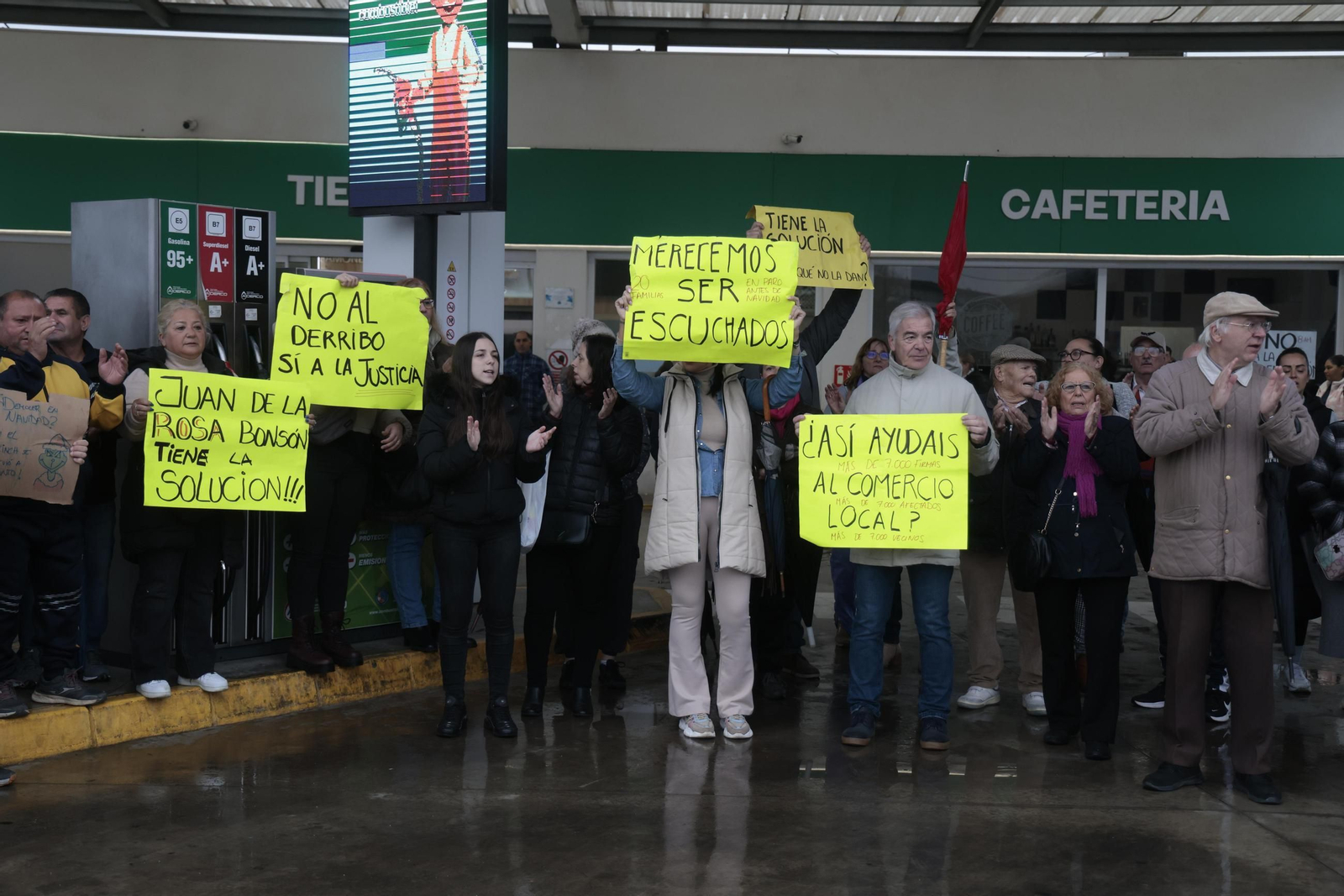 Protesta de los trabajadores de la gasolinera de Alcosa, este miércoles.