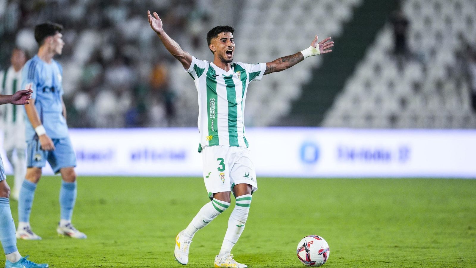 José Calderón protesta una acción en un partido del Córdoba CF en El Arcángel.