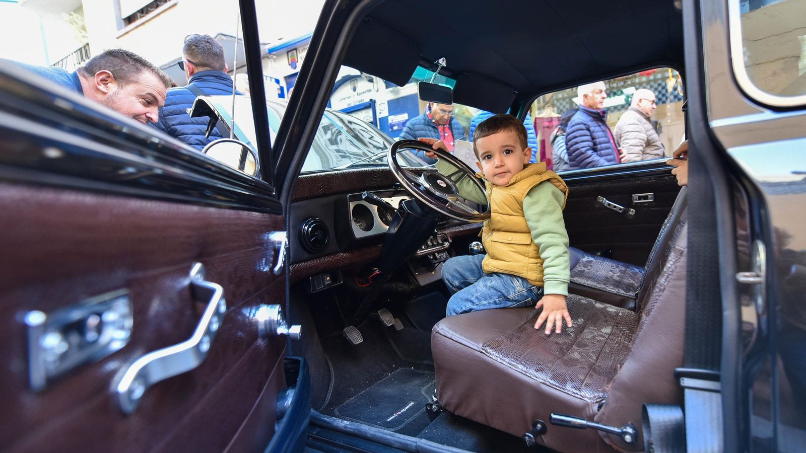 La exhibición de coches de antiguos en el centro de La Línea, en imágenes