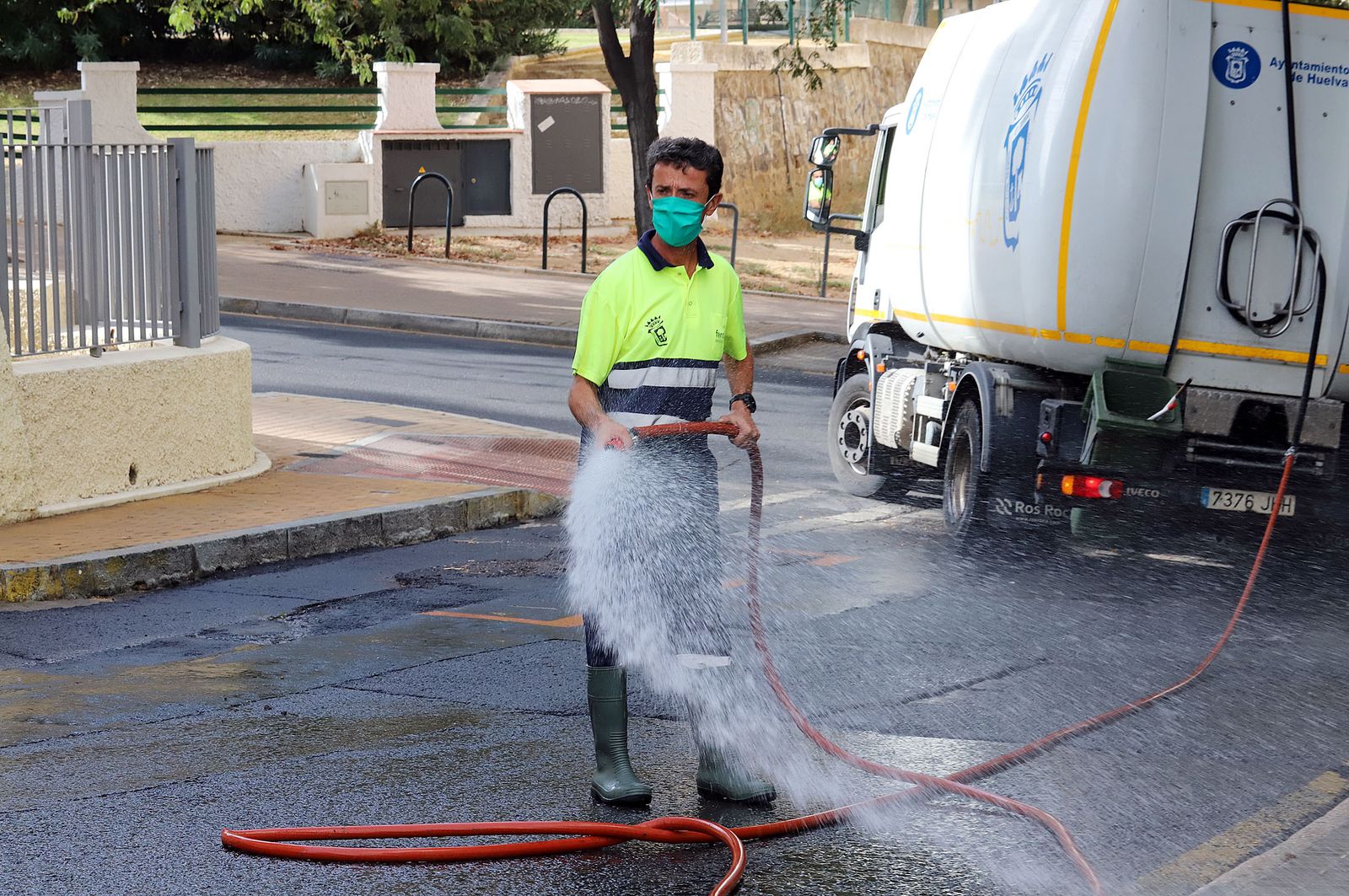 Baldeo de la calle Lazo Real en septiembre pasado.