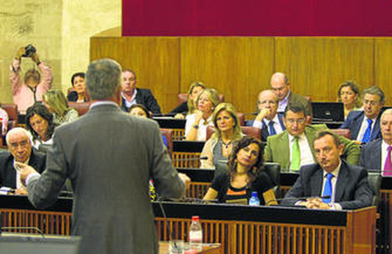 El presidente de la Junta, José Antonio Griñán, ayer en el Parlamento, dirigiéndose al presidente del PP-A, Javier Arenas.