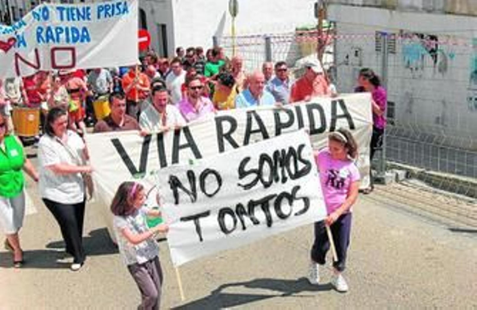 Un grupo de vecinos de Cortegana, durante la protesta popular contra el trazado de la Vía Rápida que agrede su entorno natural.