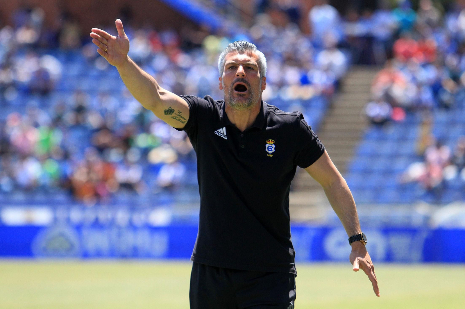 César Negredo gesticula durante un partido del Recre.