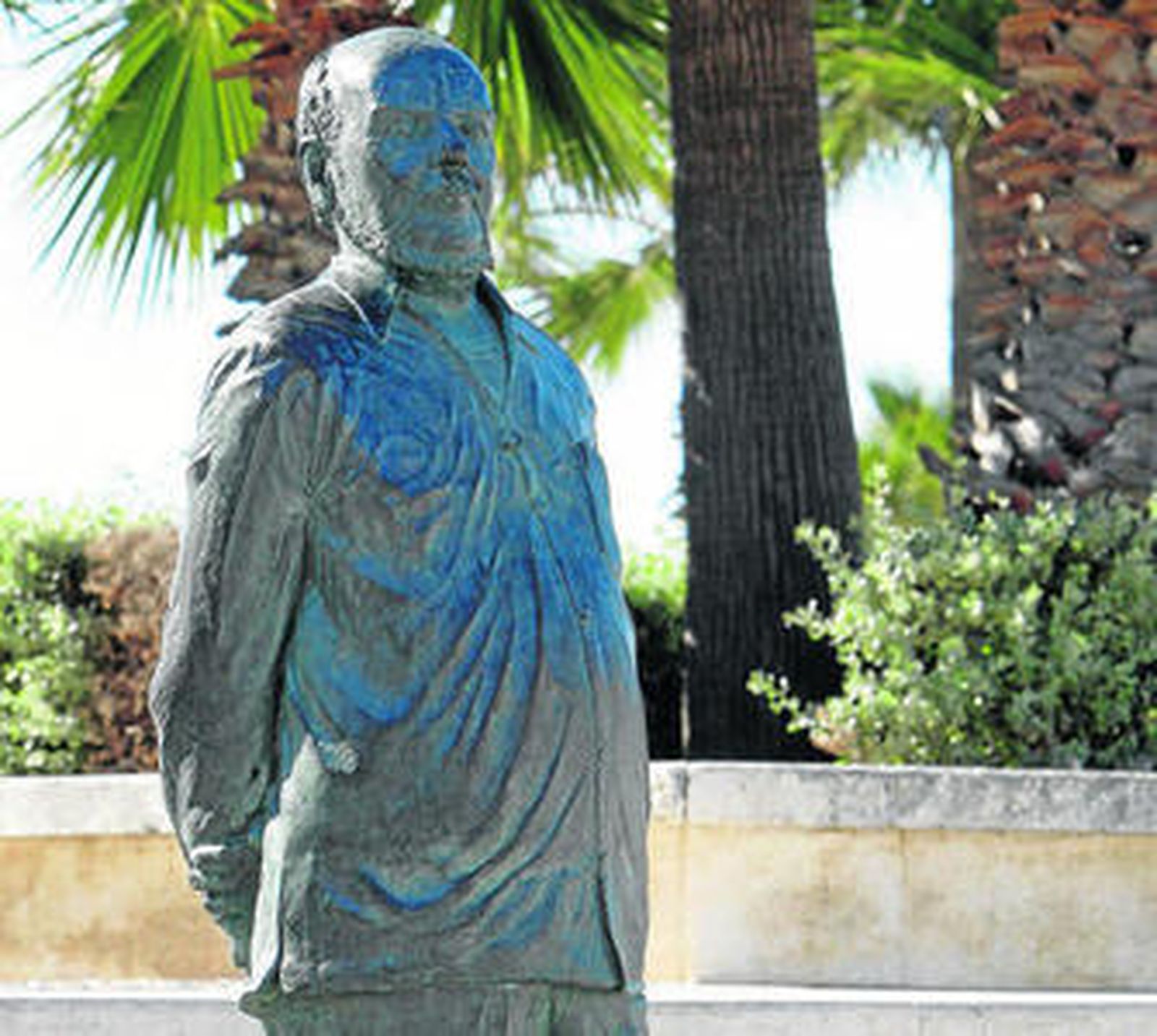 Fernando Quiñones, aún vive en el bronce, respirando el aire de su caleta.