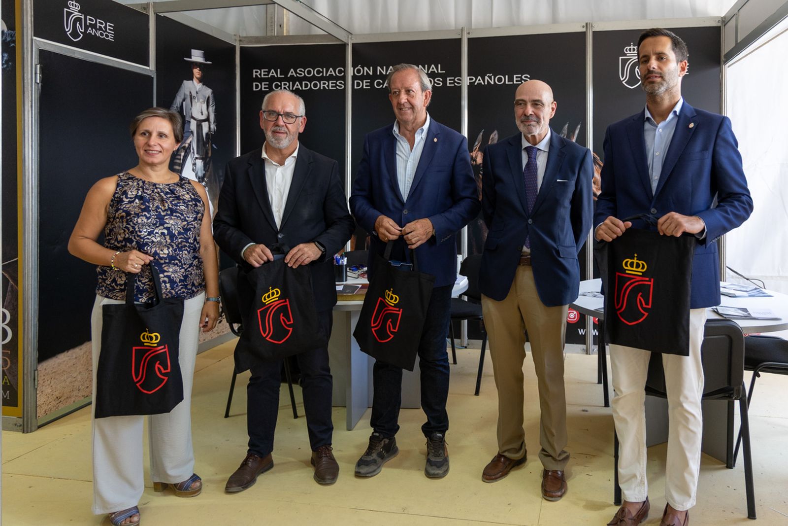 Anducab rinde homenaje a la unidad de caballería de la Policía Nacional