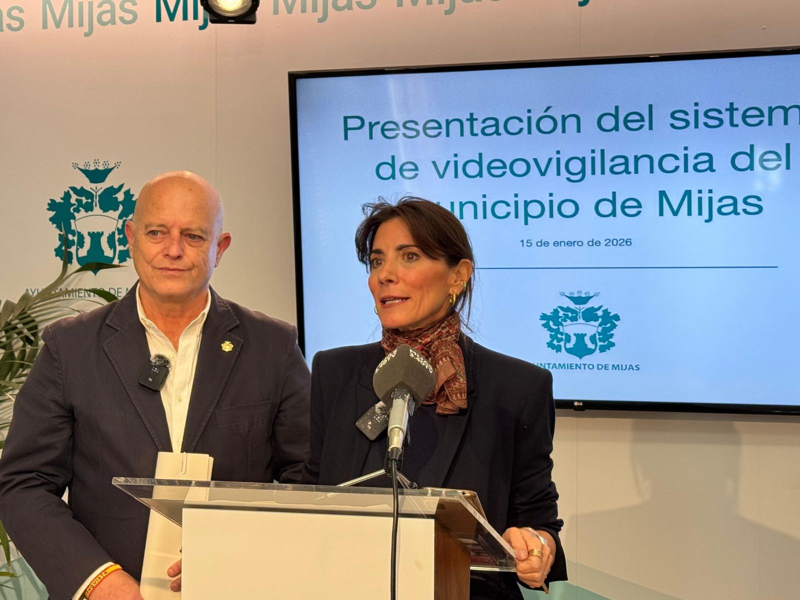 La alcaldesa de Mijas, Ana Mata, y el concejal delegado de Policía Local, Juan Carlos Cuevas.