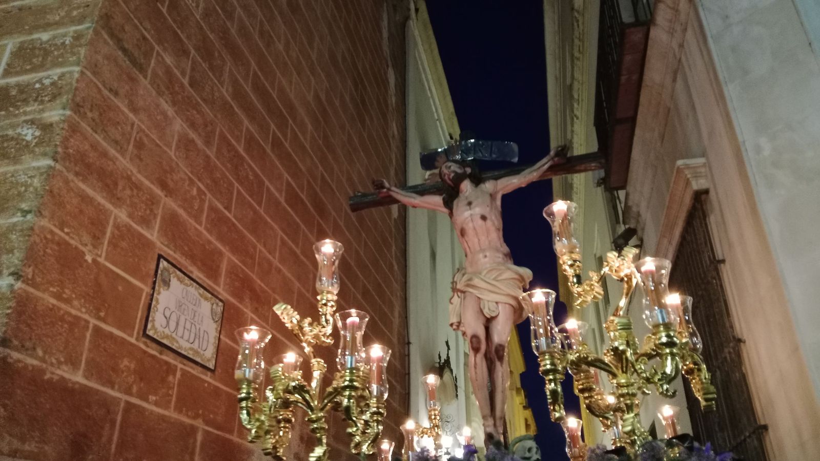 El Cristo de la Expiración, por el Callejón de la Soledad en el Vía Crucis de las Hermandades en San Fernando