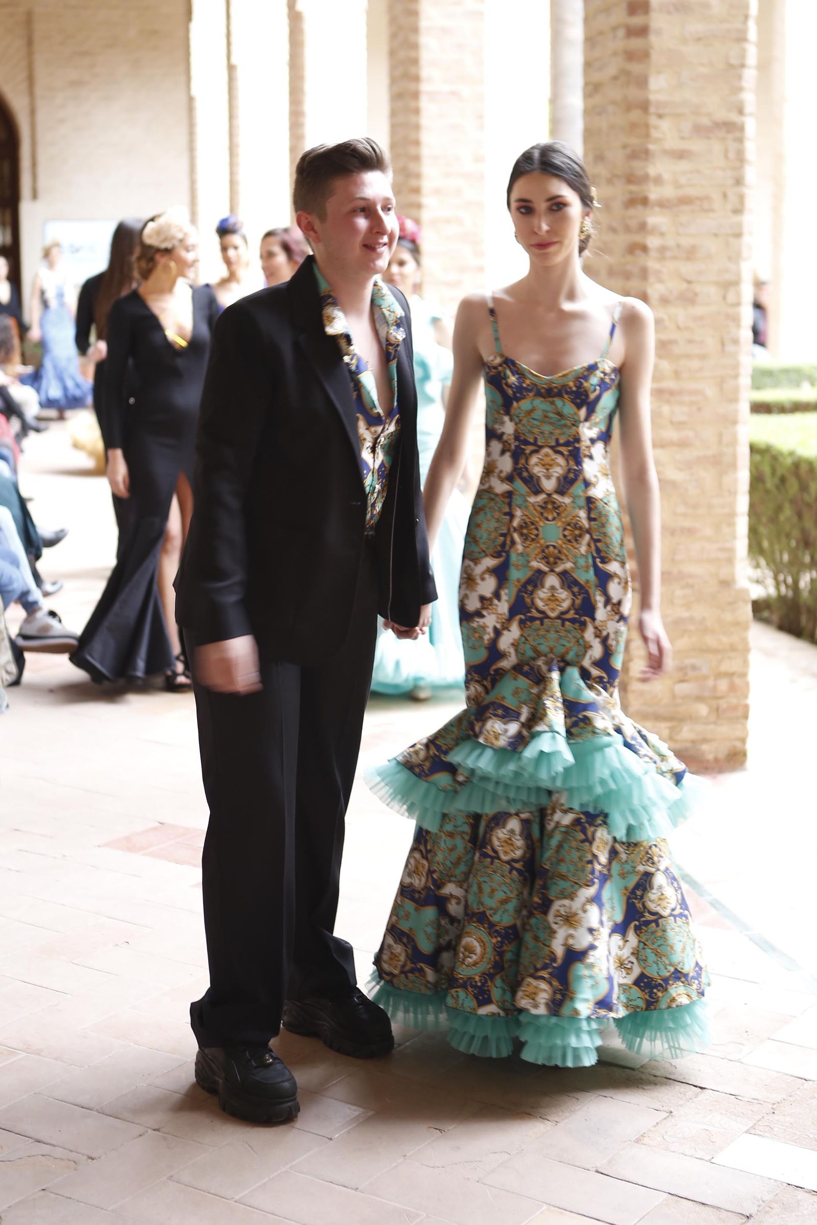 Pasarela Wappíssima 2019, el cuarto desfile colectivo de alumnos de ESSDM en imágenes. Juan Antonio Hernández junto a su diseño.