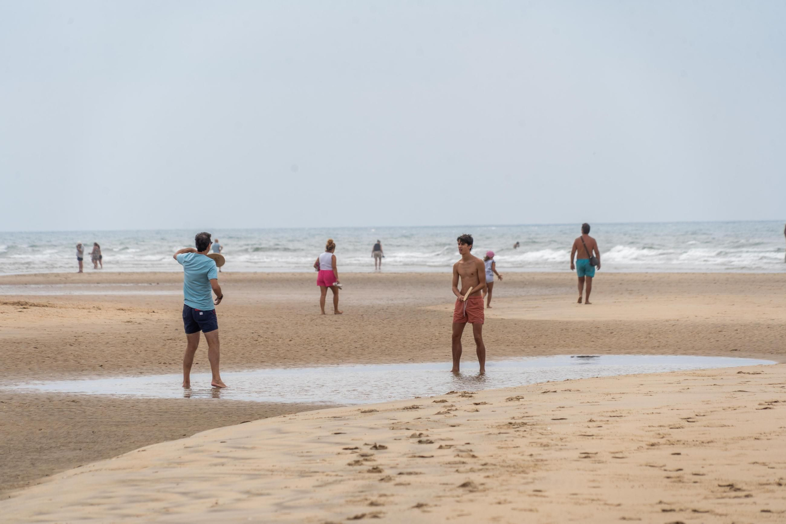 La mañana nublada en las playas de El Portíl