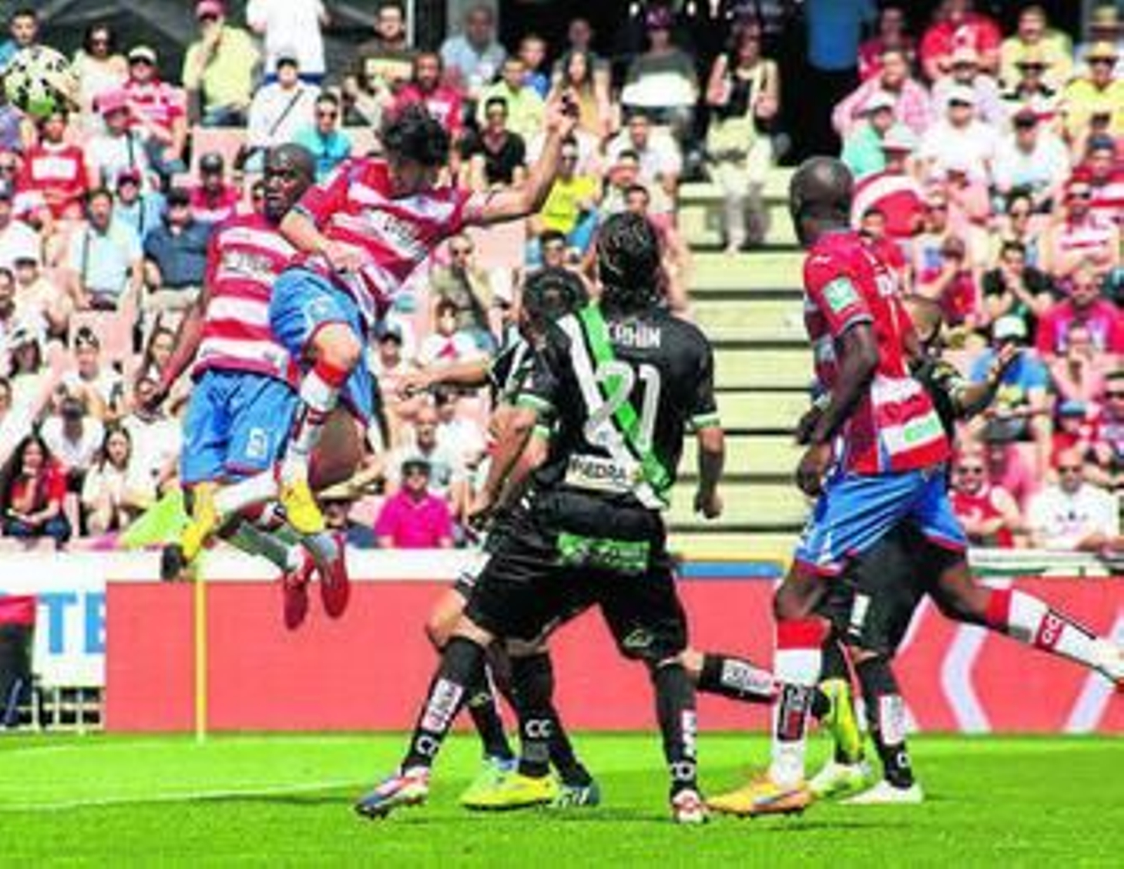 Mainz, con Babin por detrás, cabecea sin oposición para hacer el 1-0.