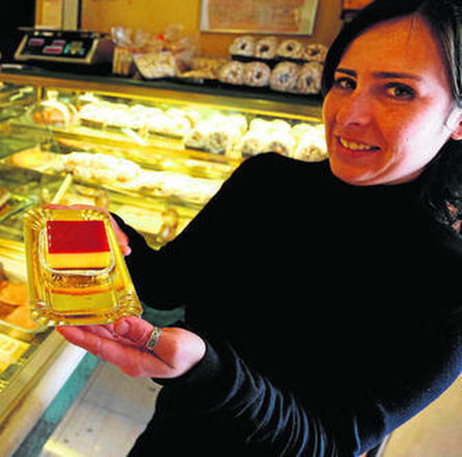 La dependienta de una pastelería sostiene en sus manos un tocino de cielo el pasado viernes.