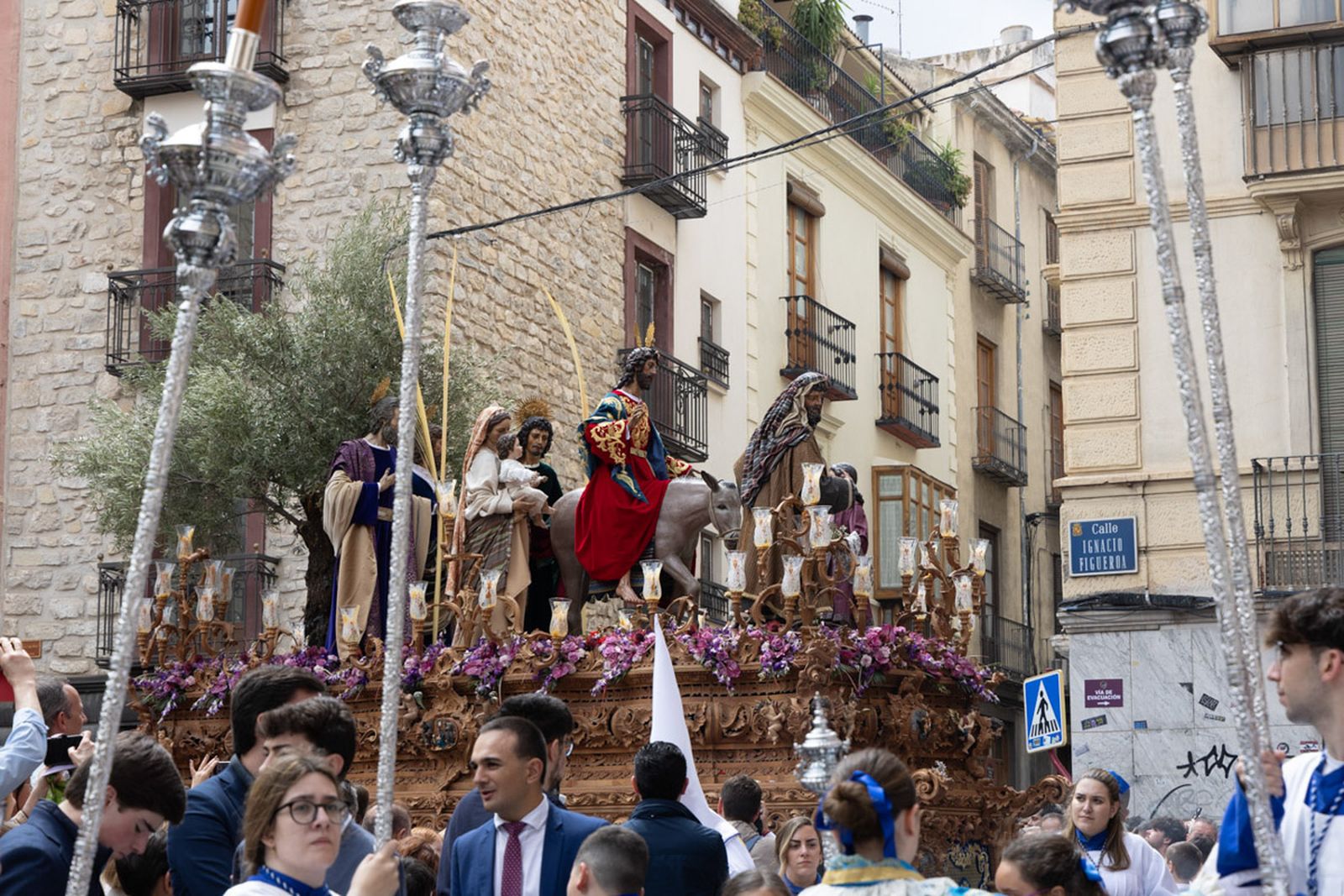 Los jiennenses se echan a la calle para presenciar la primera de las procesiones de la jornada: la Borriquilla (II)