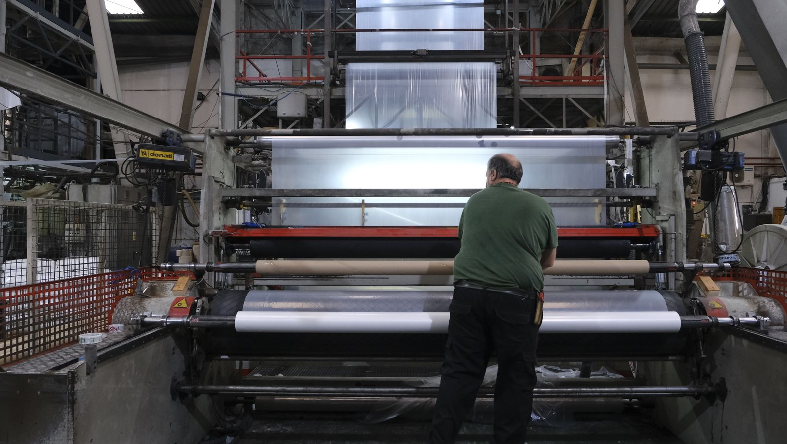Maquinaria y bobina de plástico en las instalaciones de Plásticos Maro.