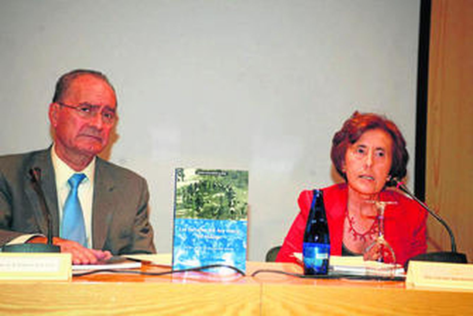 El alcalde, Francisco de la Torre, y Carmen Sanchidrián, ayer, en el acto de presentación.