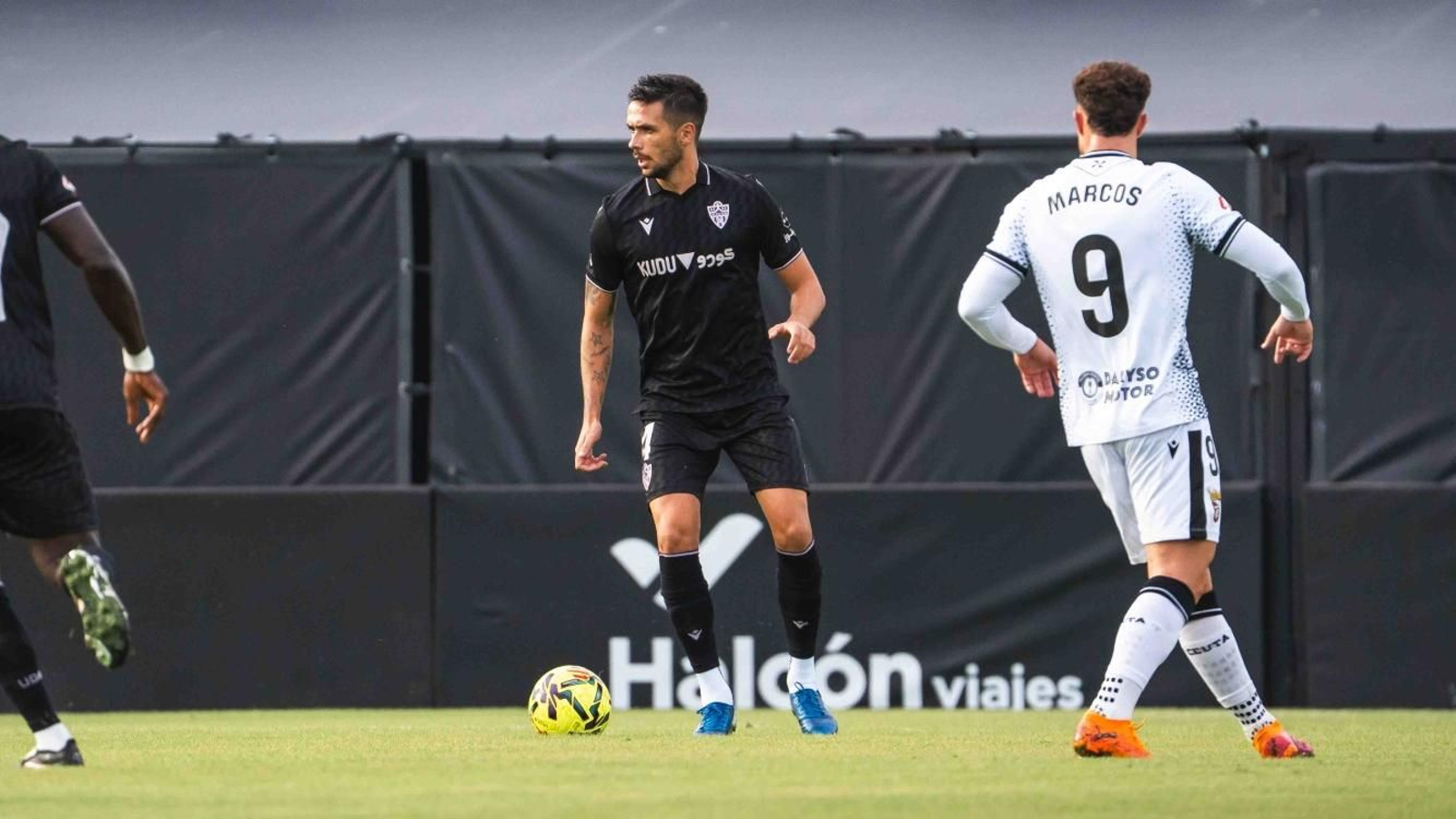 Nelson Monte, con la posesión del balón en el encuentro disputado en el Alfonso Murube.