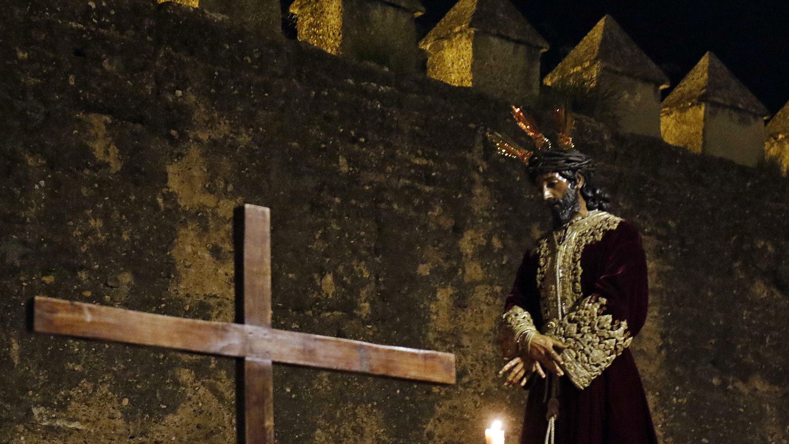 El Señor de la Sentencia junto a la muralla.