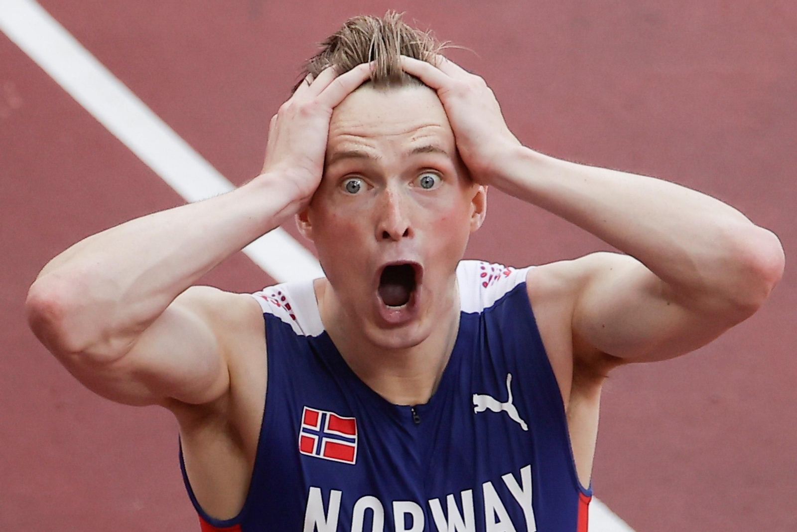 El noruego Warholm se asombra al observar en el marcador su nuevo récord mundial.