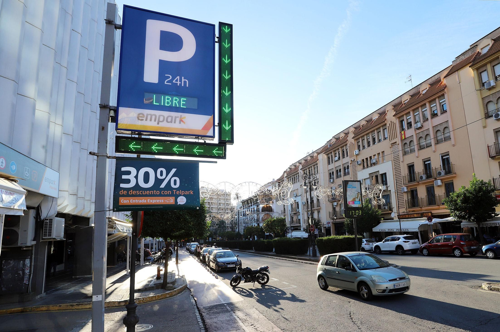 Una moto aparcada en Pablo Rada.