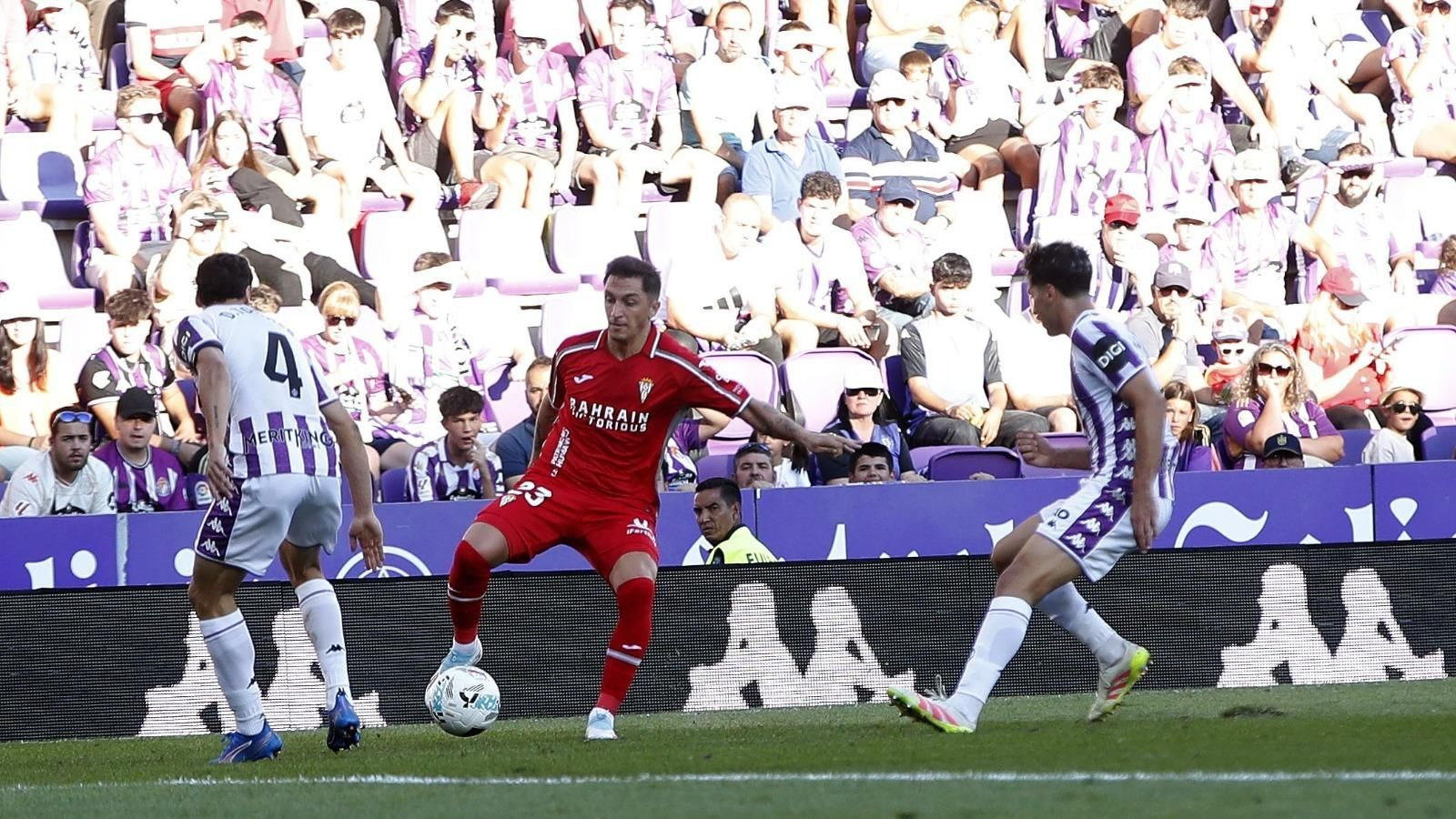 Carracedo en una acción del Real Valladolid - Córdoba CF