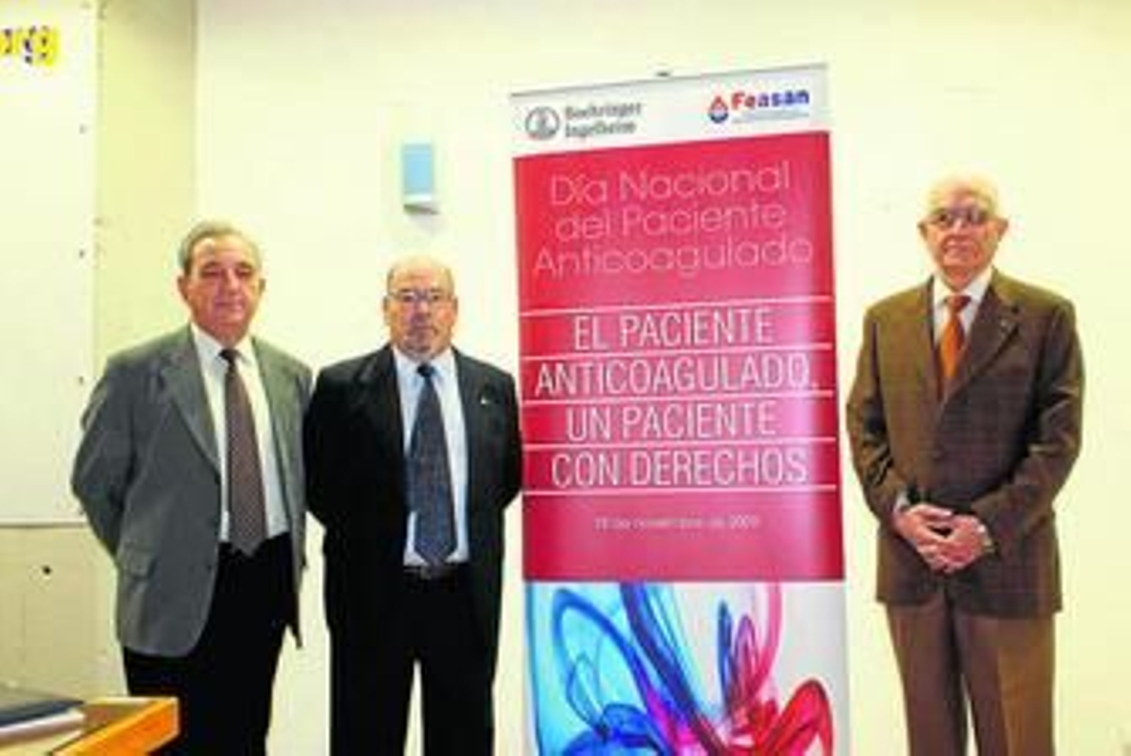 El doctor Aguilera, junto al presidente y el secretario de la asociación de pacientes ACPA.