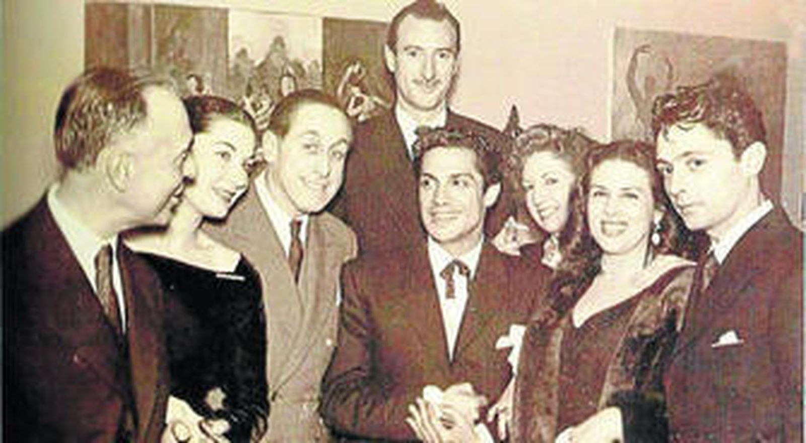 Antonio, en el centro, con los bailaores Mercedes Borrull y José de la Vega (segunda y primero por la derecha).
