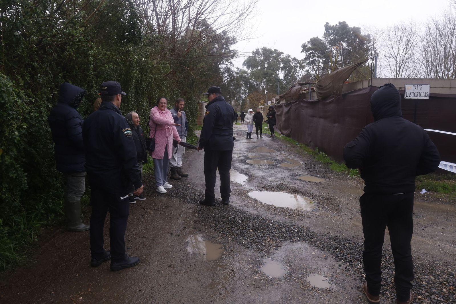 Los vecinos de Guadalvalle desalojan sus parcelas por la crecida del Guadalquivir, en imágenes