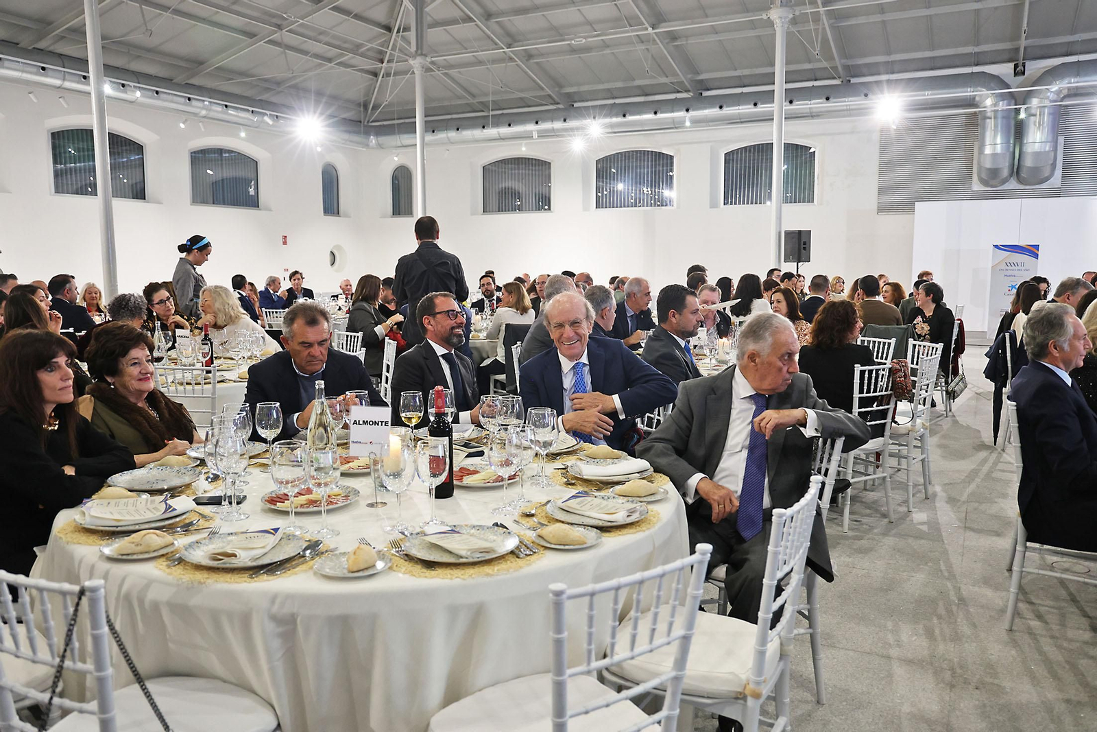Imágenes de los invitados a la gala de los  37 premios Onubenses del Año