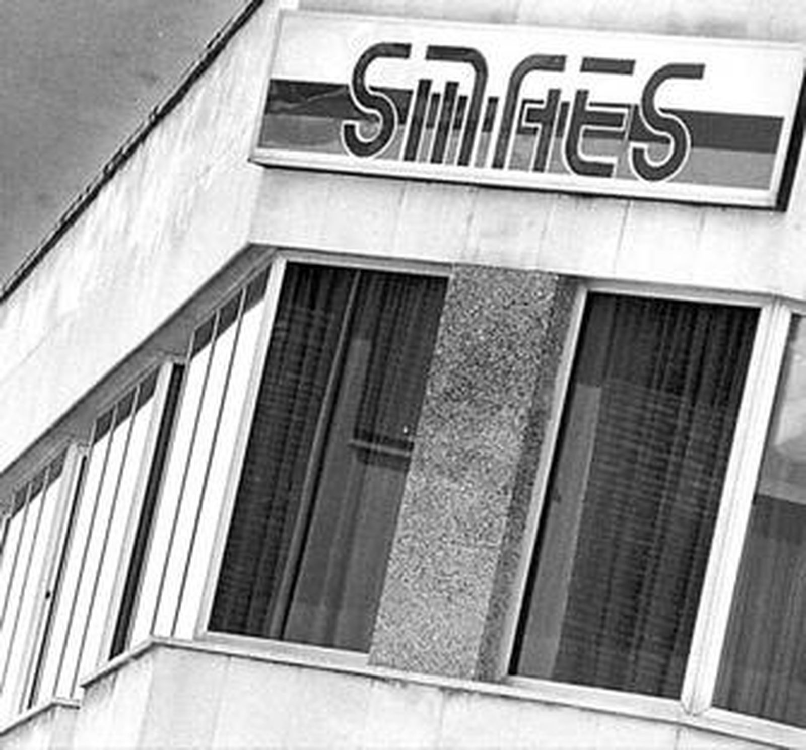 Cartel de SMAE en la antigua sede.