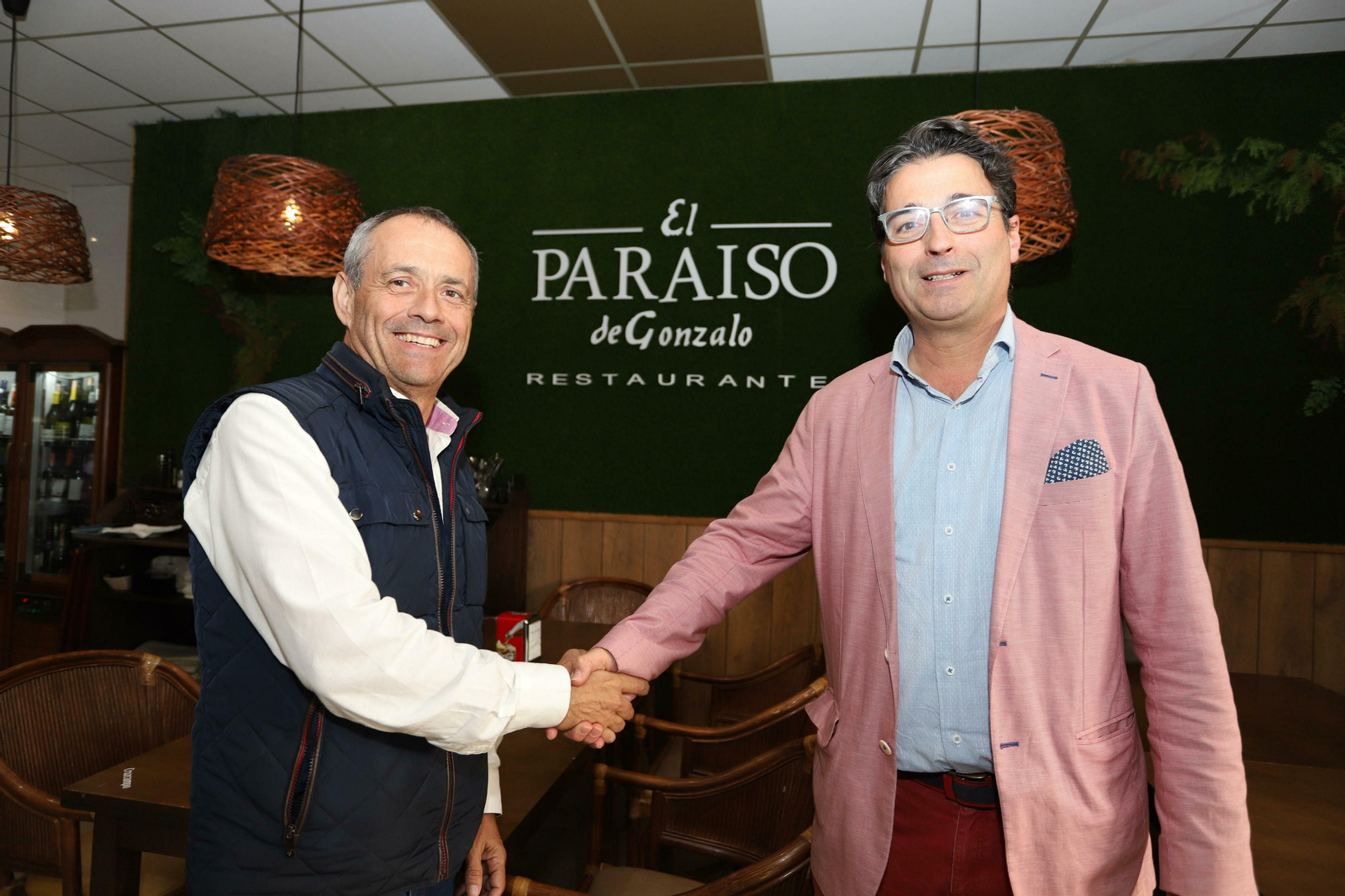 Juan Carlos Vizcaíno, presidente del CDBEnrique Benítez, y José Antonio Cabrera, presidente de la Federación de Peñas del Recre, ayer en El Paraíso de Gonzalo.