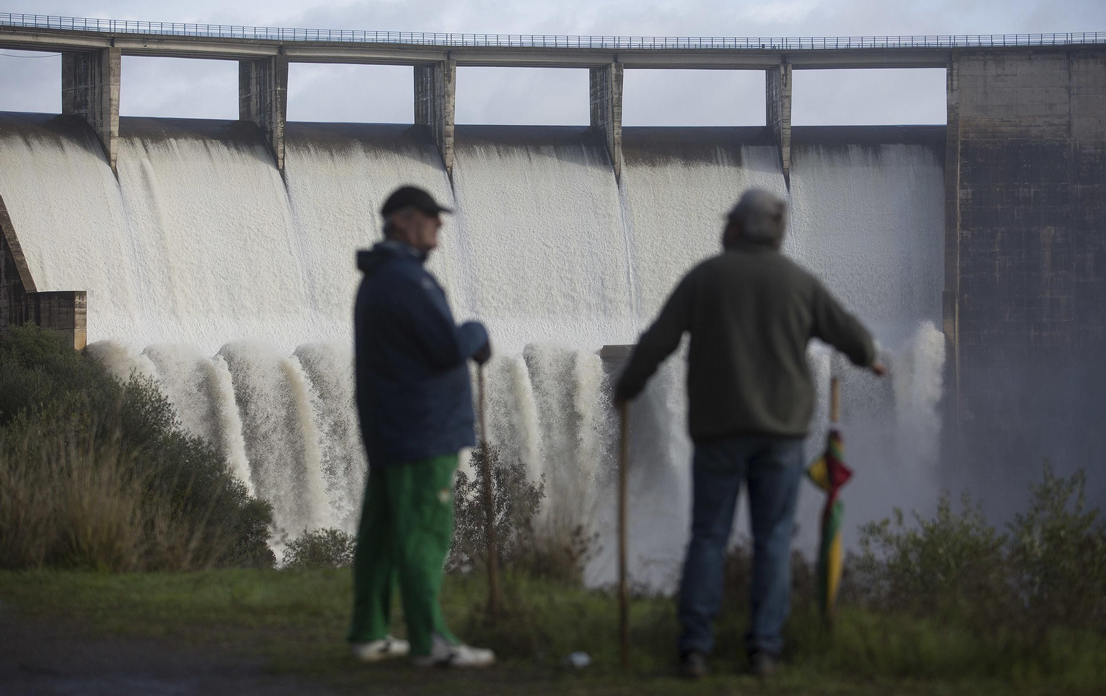 Dos hombres contemplan el embalse de El Gergal