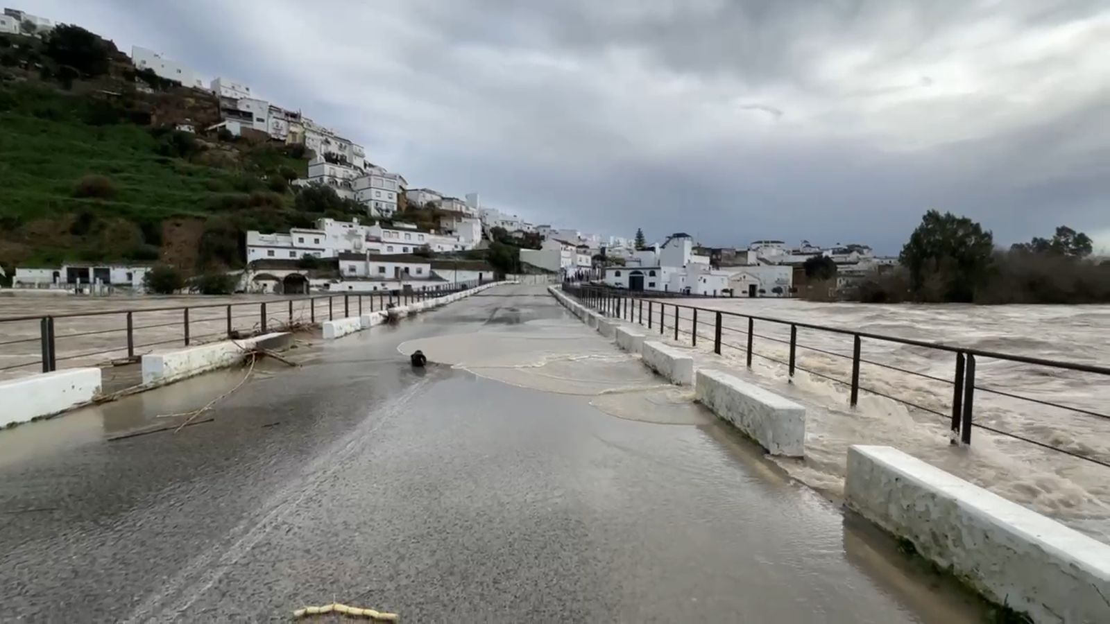 El río Guadalete en Arcos invade el puente del Algarrobo, en el barrio bajo de este municipio de la Sierra de Cádiz