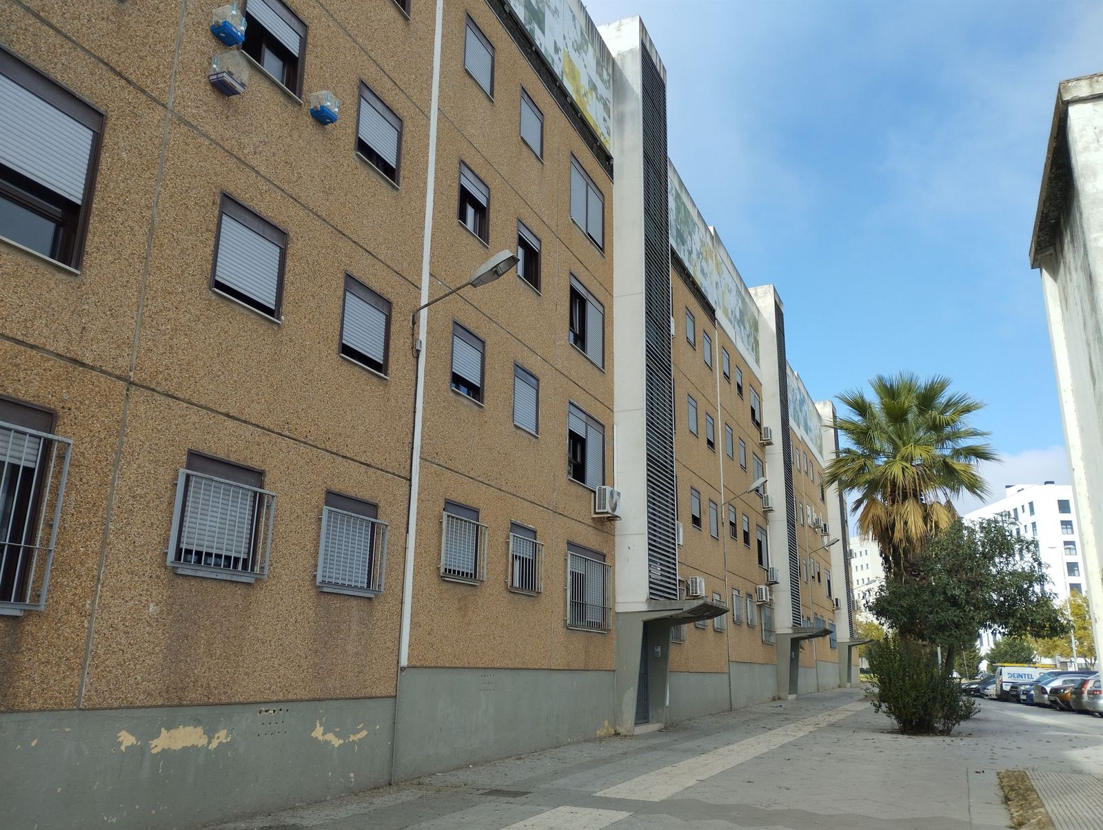 Un bebé evacuado al hospital por inhalación de humo tras un incendio en Huelva