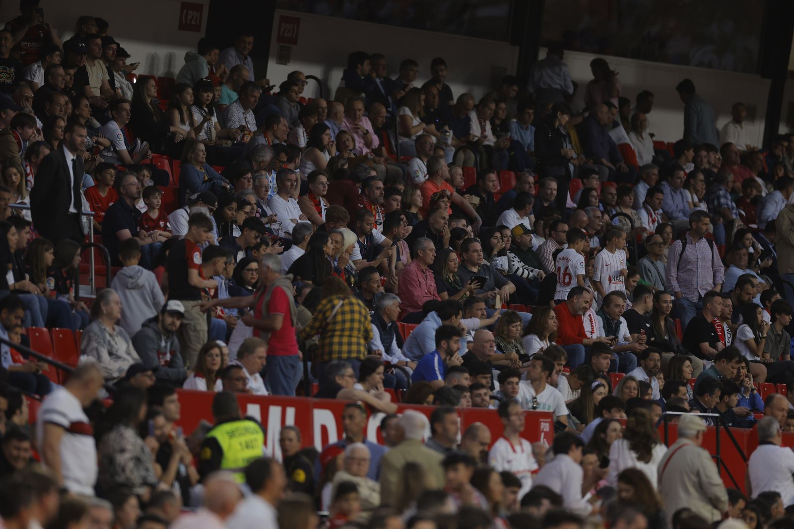 Búscate en las fotos del Sevilla-Celta