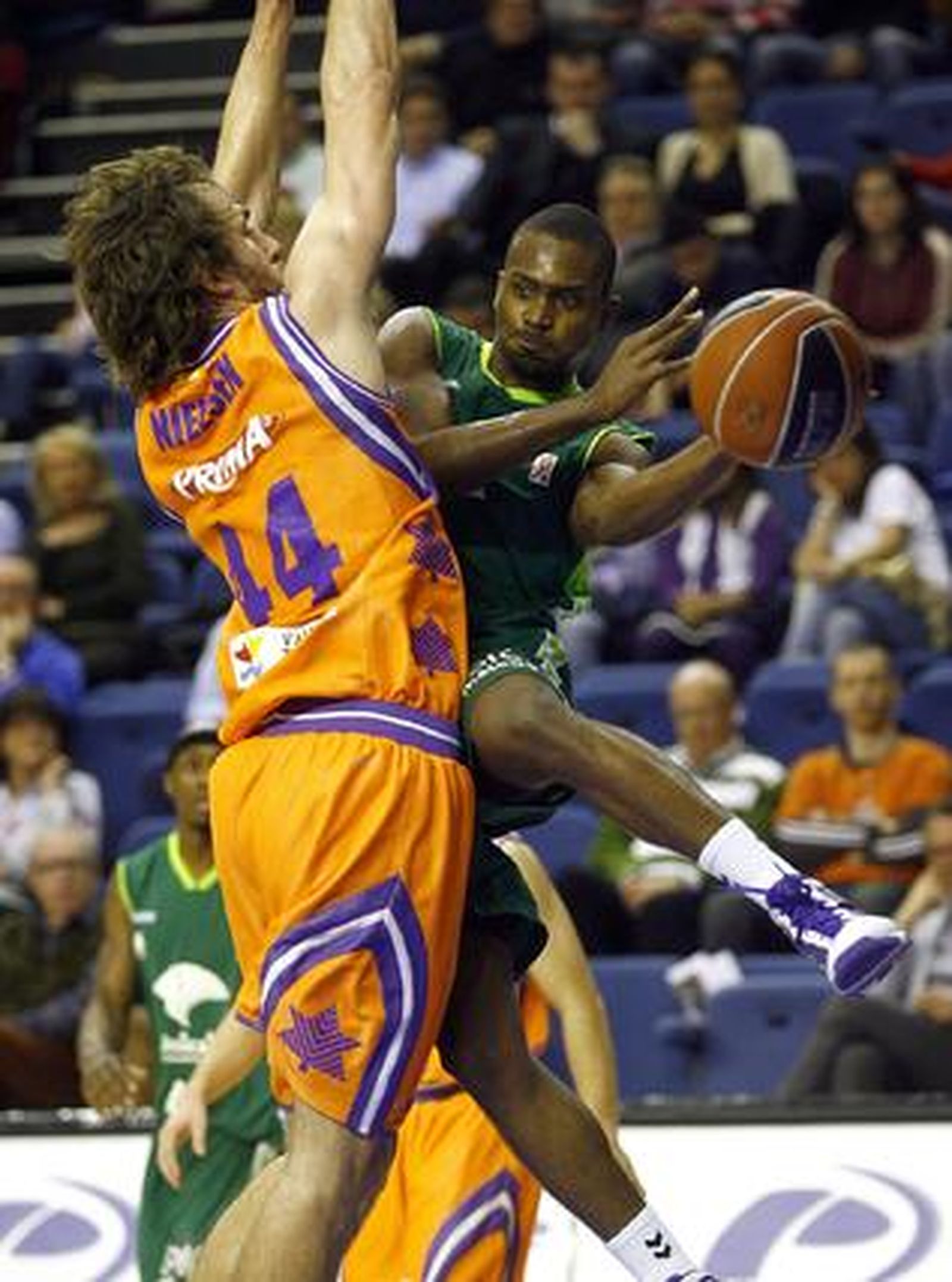 El Unicaja cae ante el Valencia lastrado por una mala primera parte. / LOF