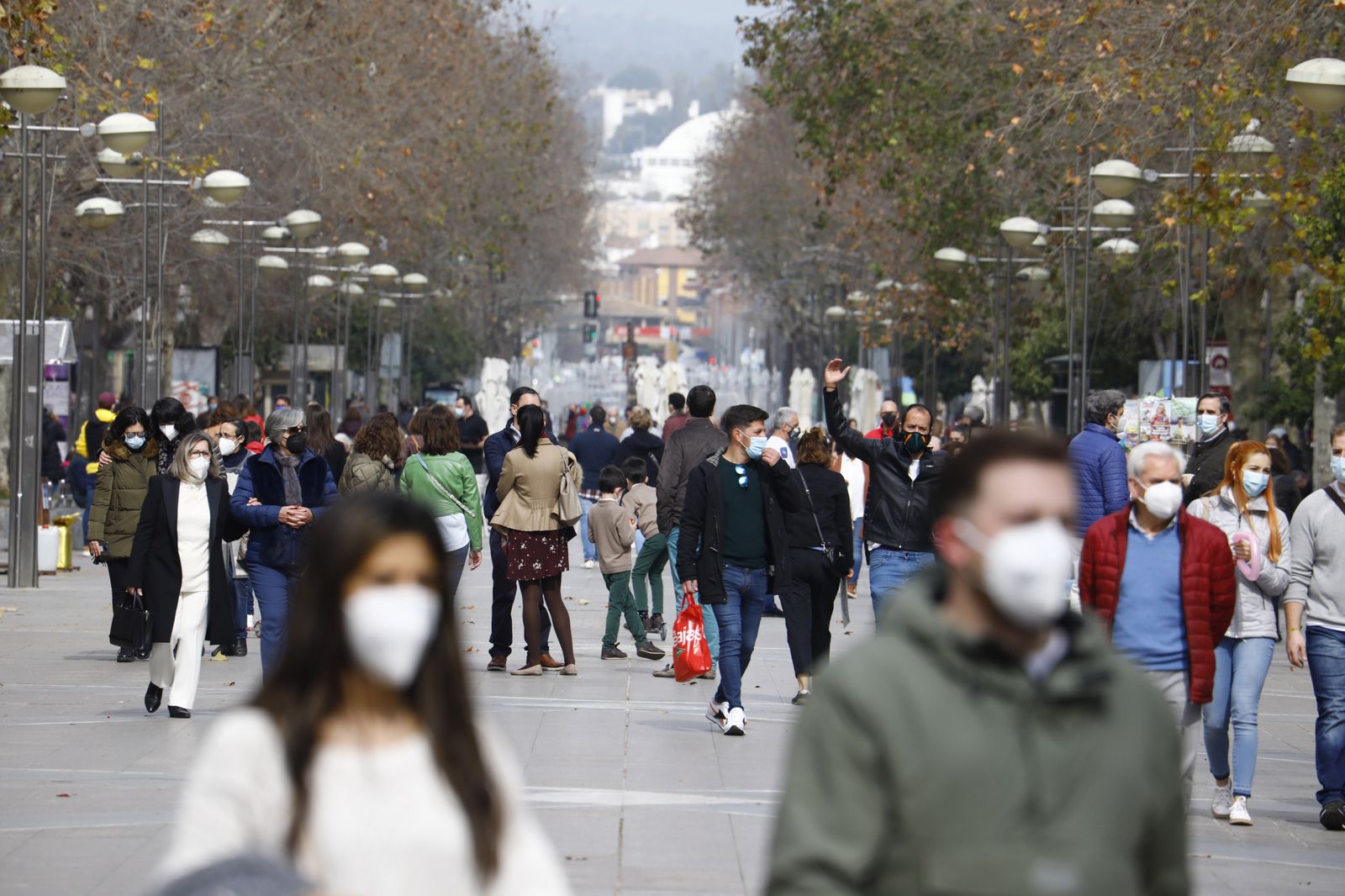 El buen tiempo llena las calles y terrazas en el primer día del Puente de Andalucía en Córdoba