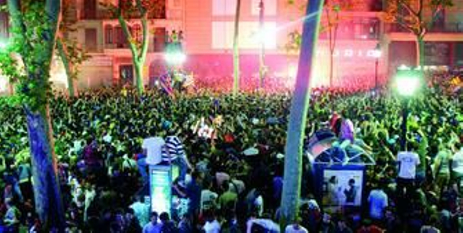 La afición azulgrana celebra la victoria de su equipo en Las Ramblas de Barcelona.