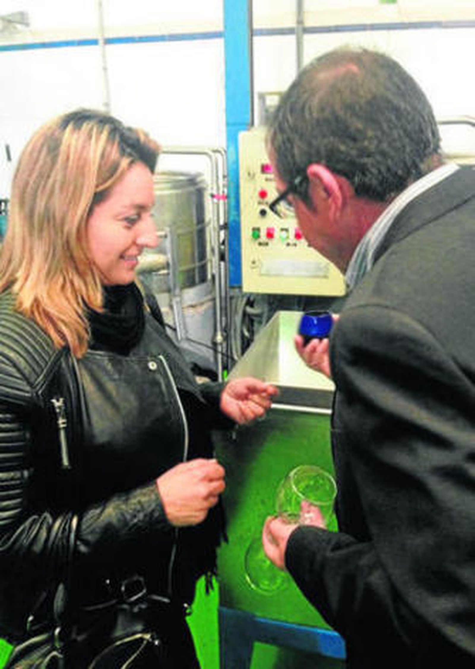 La alcaldesa de Viator durante su visita a la fábrica de Borges.