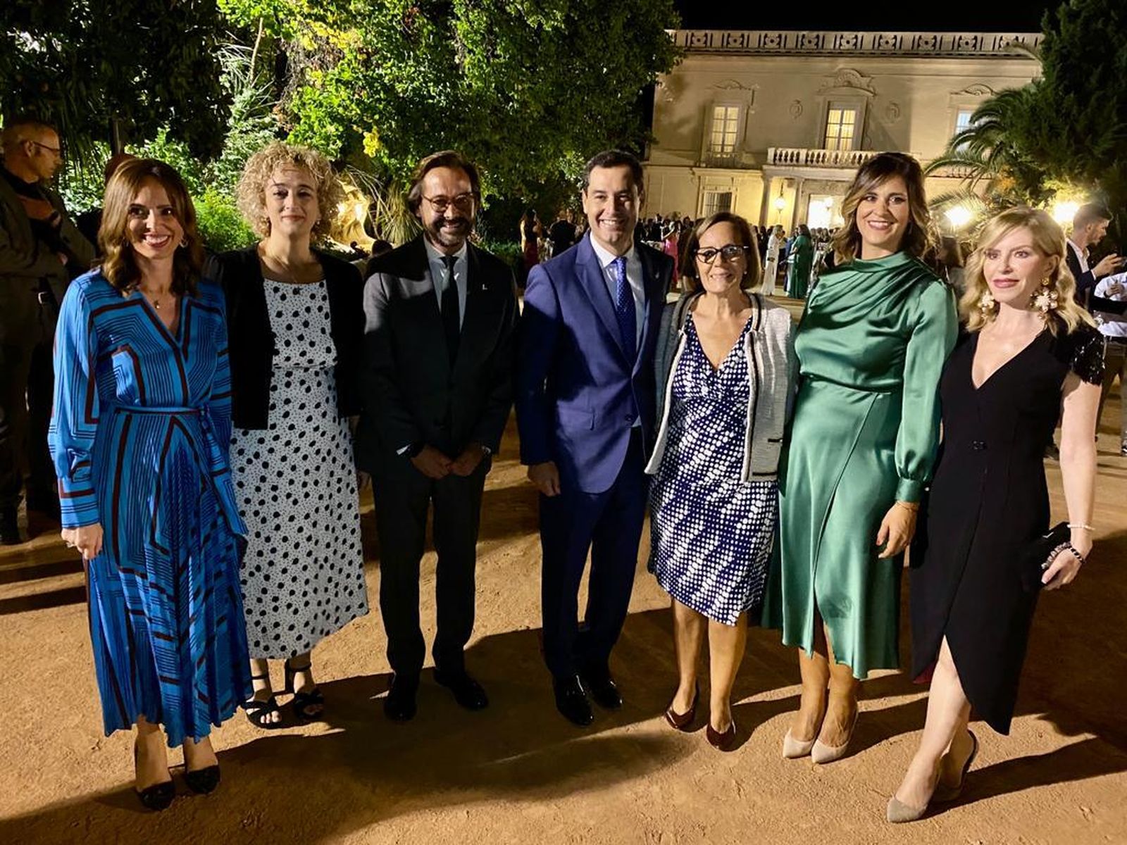 Las integrantes de AMEGA junto al presidente de la Junta de Andalucía, Juanma Moreno.