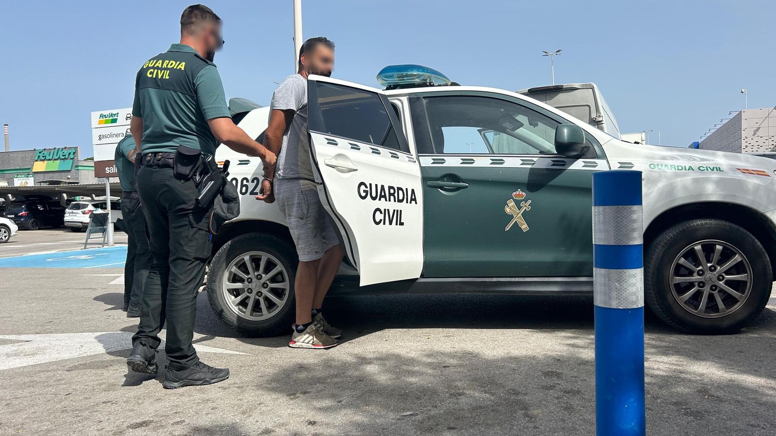 Detención en el aparcamiento del supermercado, en el polígono de Palmones, este jueves.