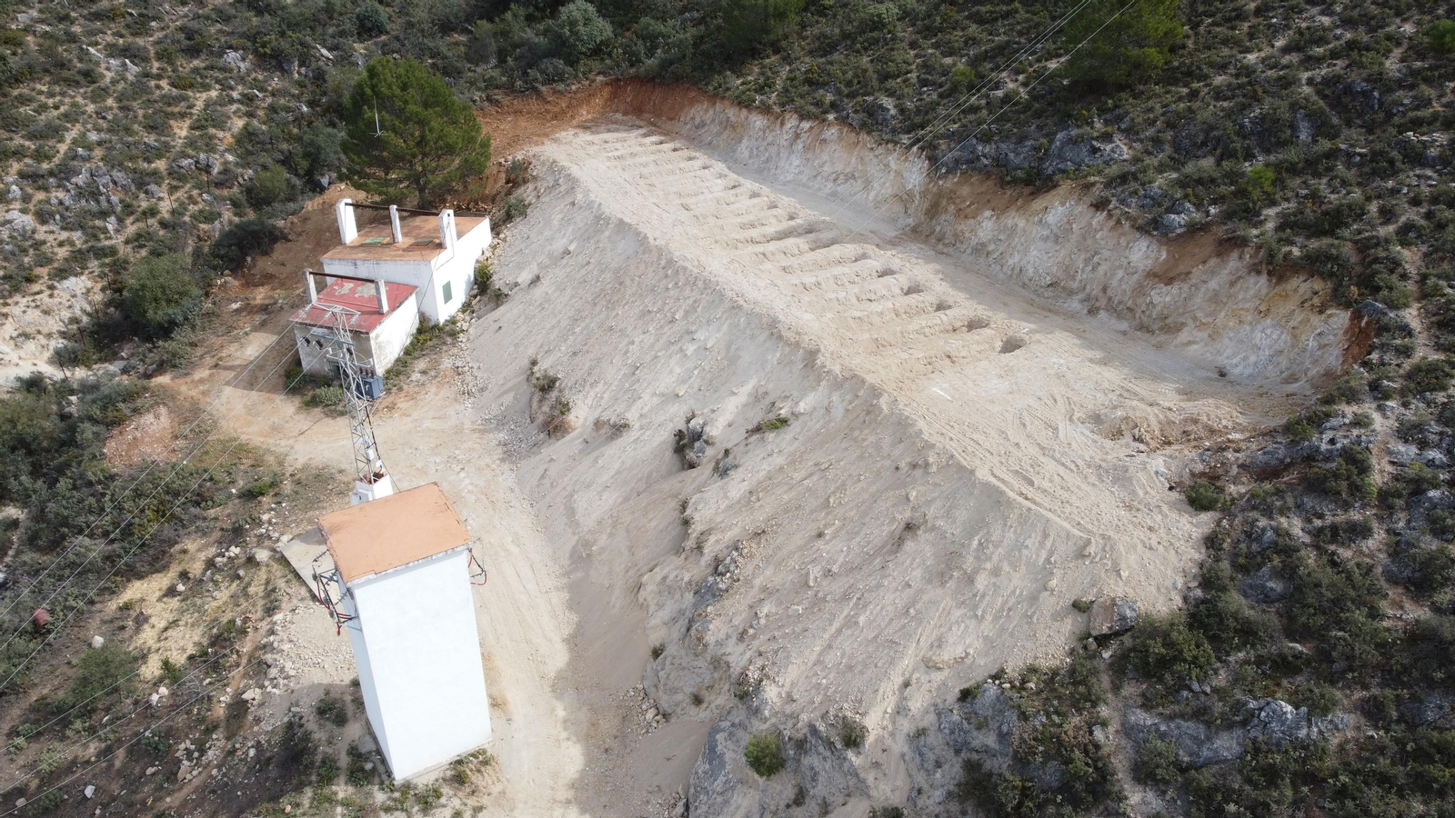 Obras para la instalación de las placas solares en el pozo de Algatocín.