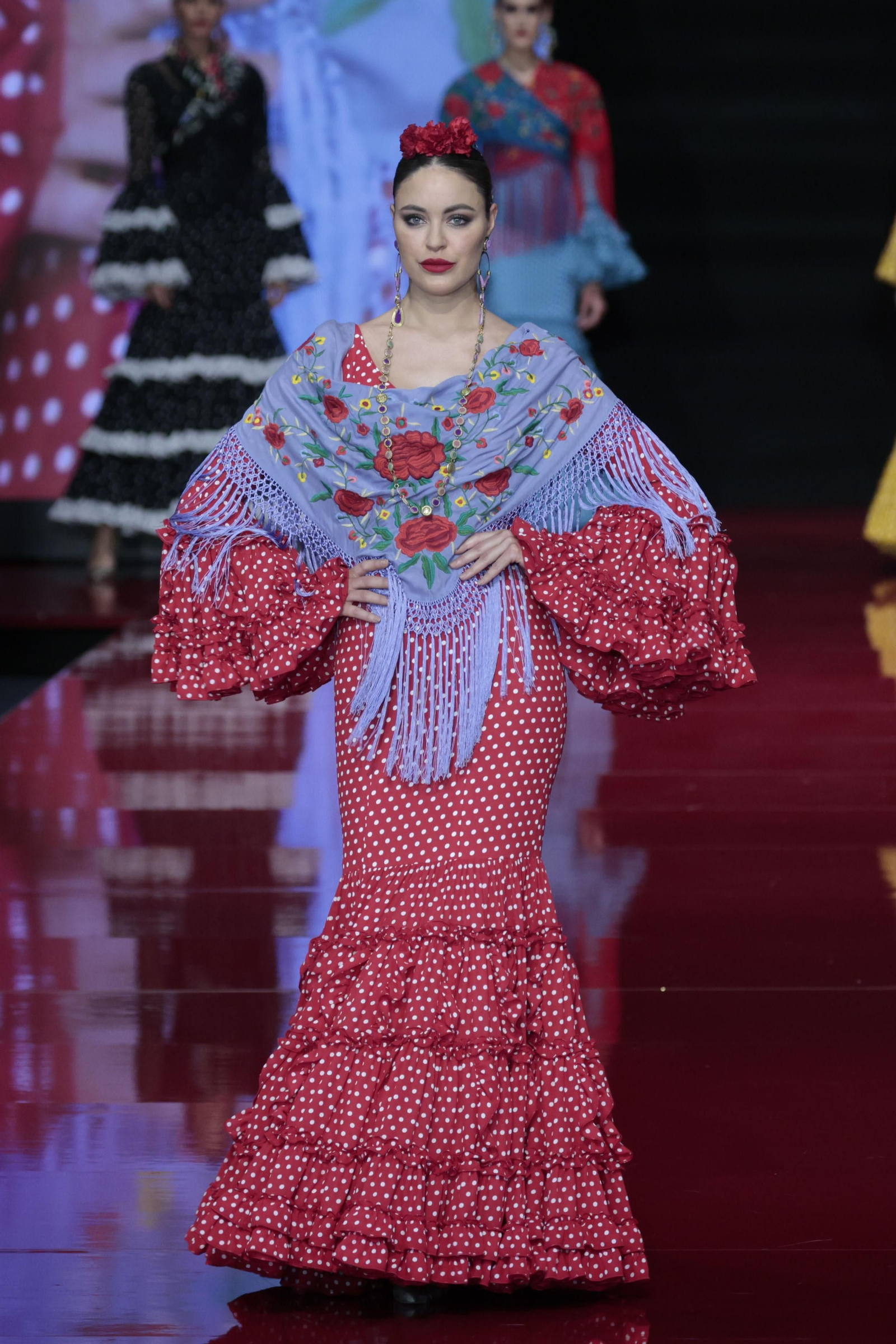Traje de flamenca rojo con mantoncillo celeste visto en el desfile de la asociación Mof & Art en SIMOF. Traje de flamenca rojo con mantoncillo celeste visto en el desfile de la asociación Mof & Art en SIMOF.