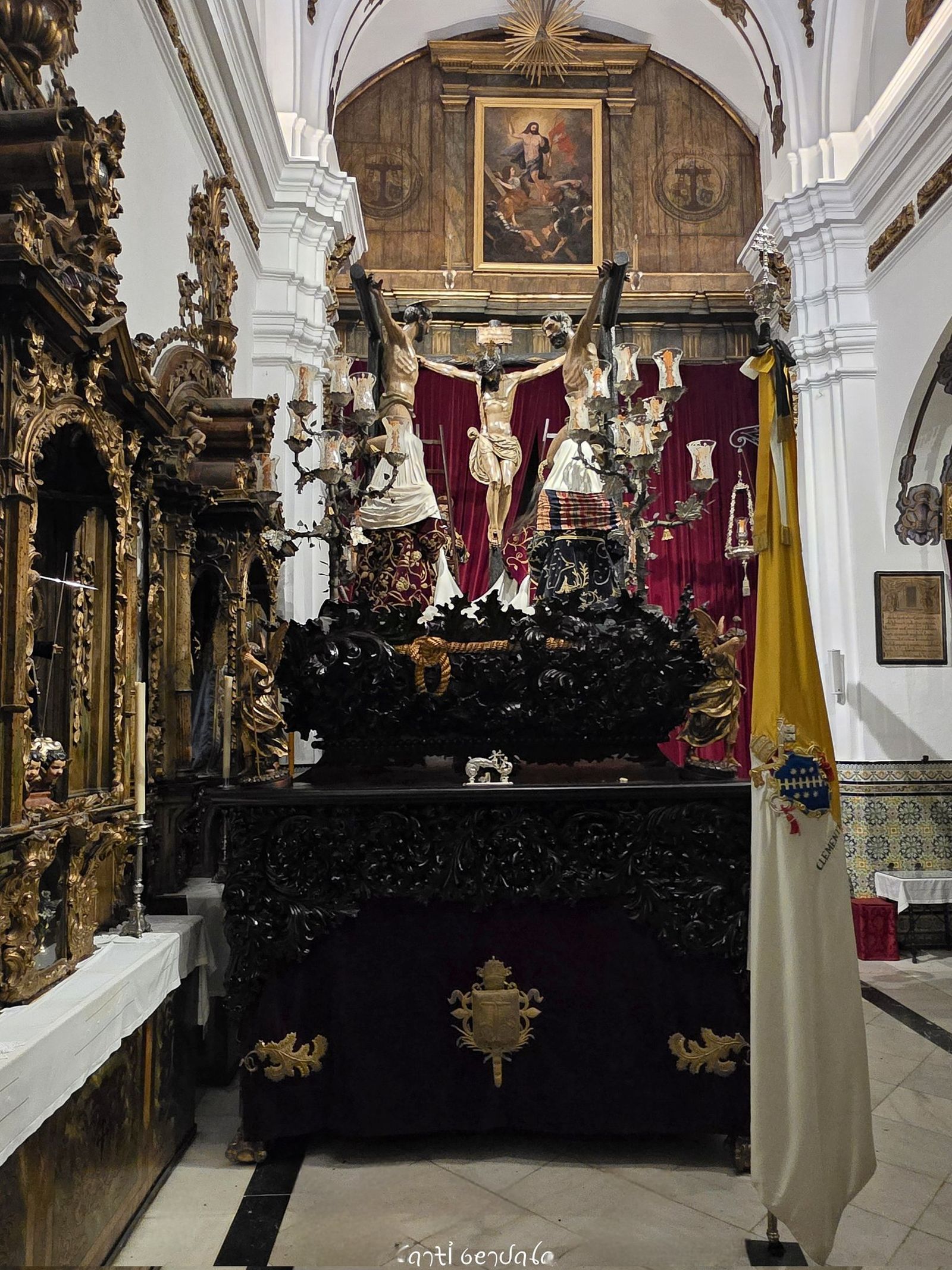 Crespón negro en la bandera pontificia de la Carretería