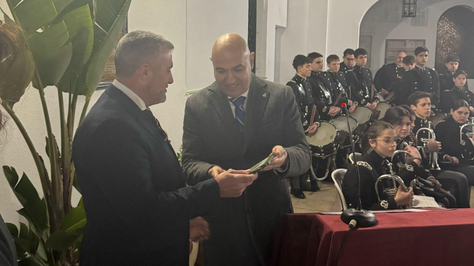 José Félix Sequera Molina recibiendo el obsequio de manos de  José Francisco Garrido.