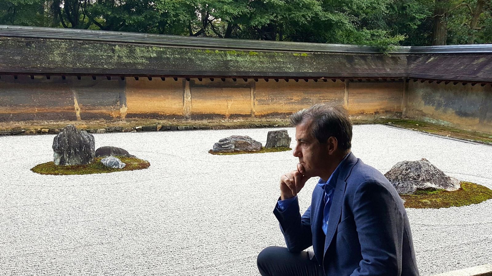 El diplomático español, de raíces gaditanas, en el jardín zen de piedra de Ryoan-ji, en Kioto.