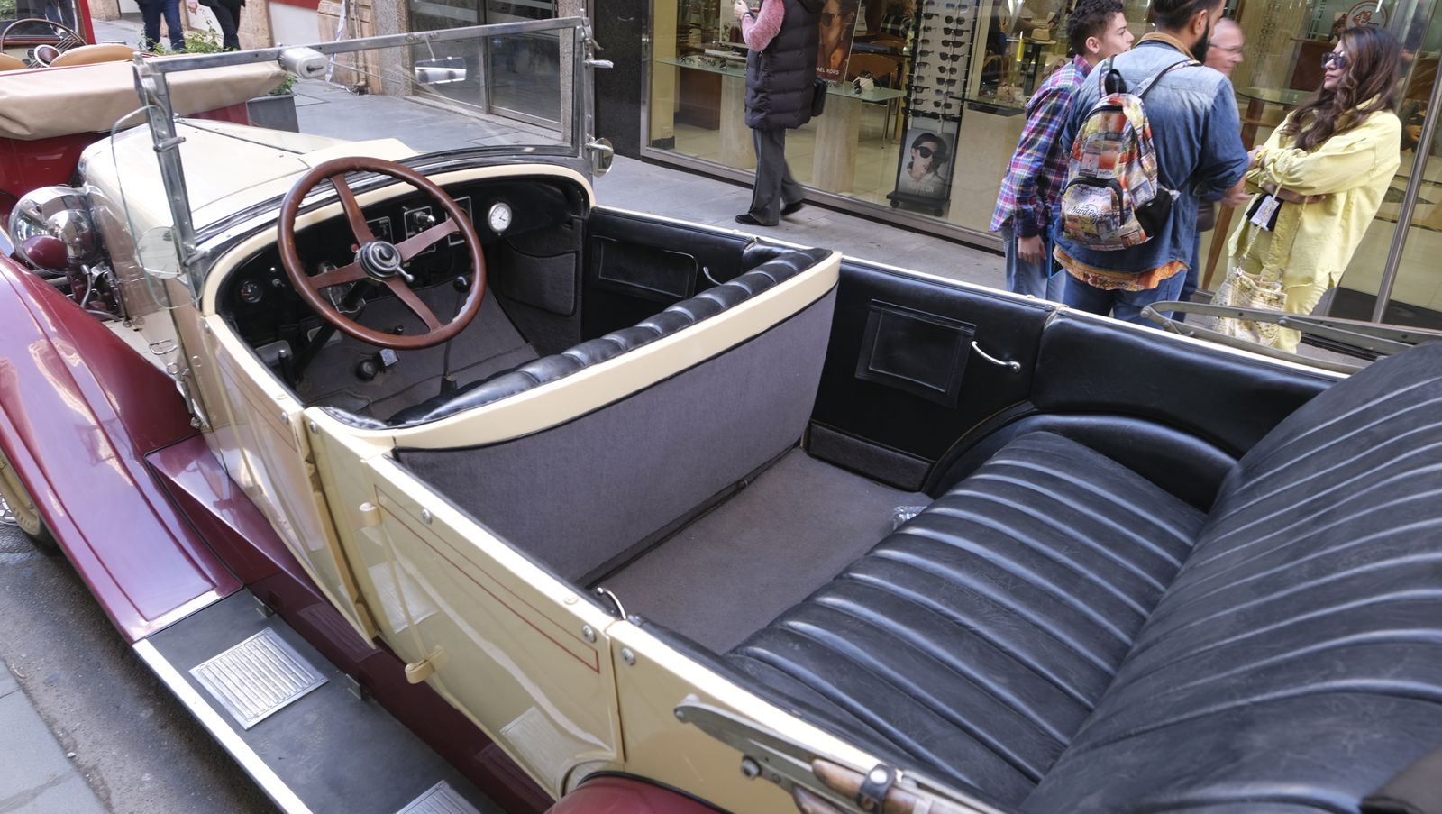 La 33 Ruta de Automóviles Antiguos toma las calles de Almería