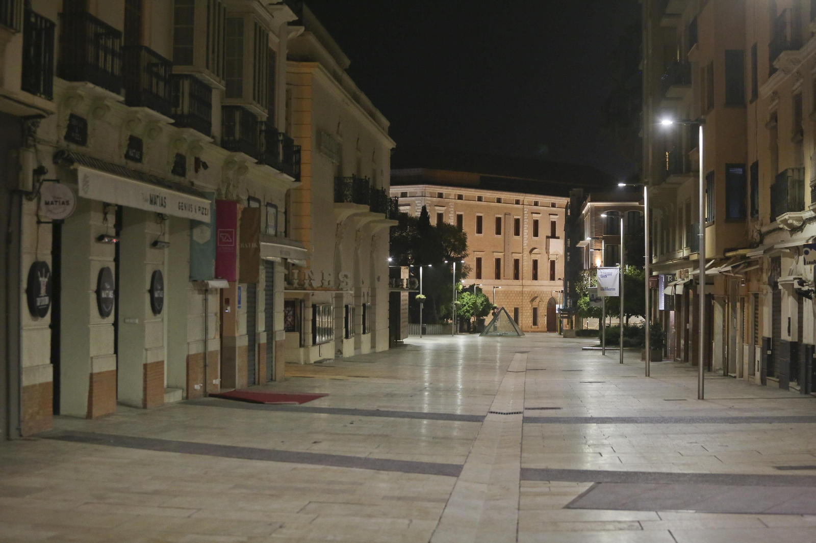 El coronavirus dibuja una noche desierta en el centro de Málaga, en fotos