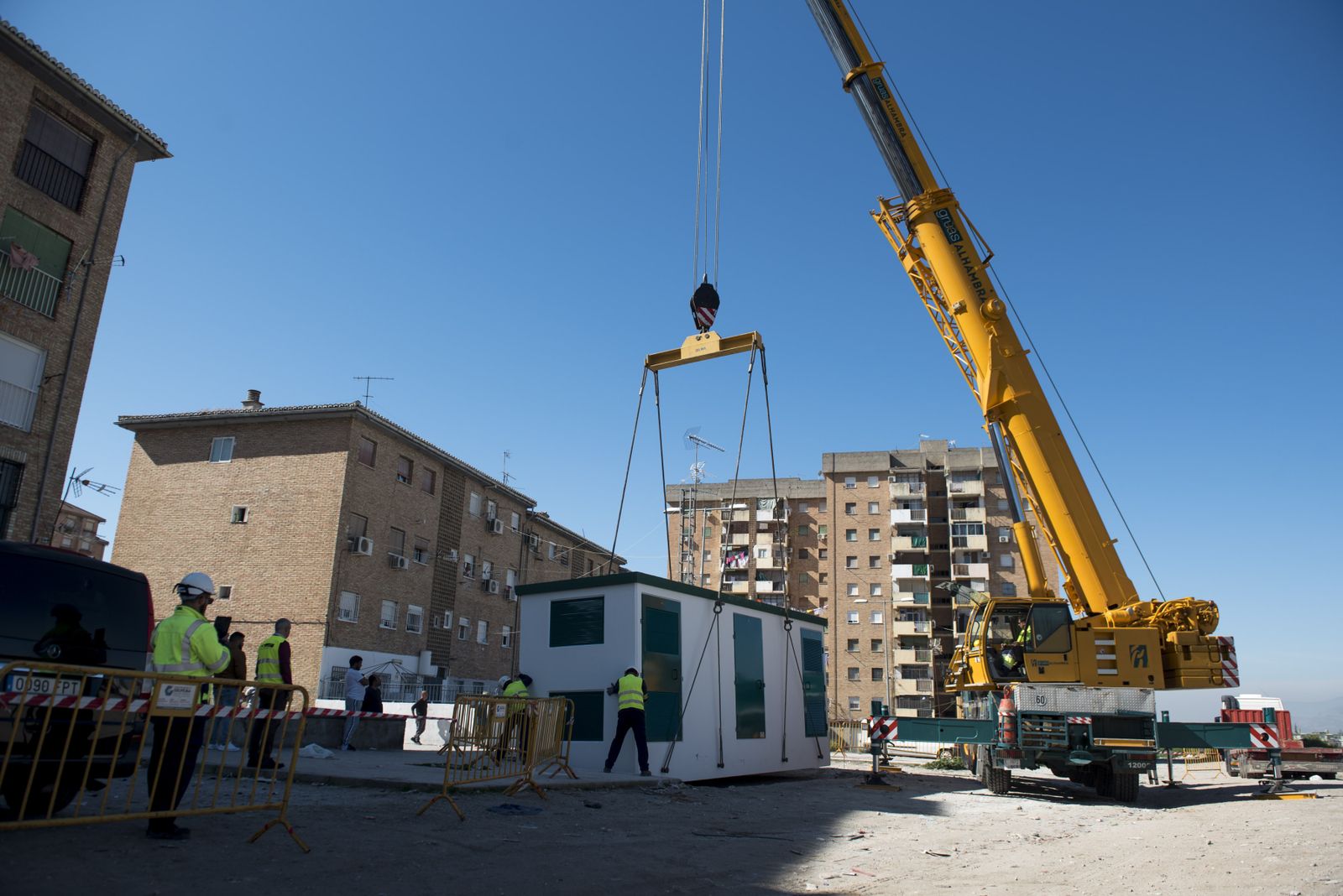 Las imágenes de la instalación del nuevo transformador de la zona Norte de Granada